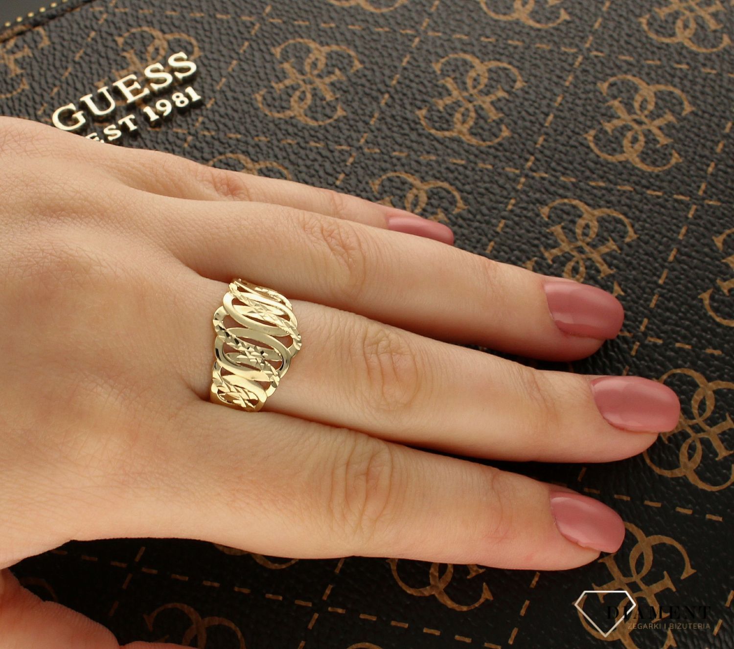 Złoty pierścionek szeroka obrączka z owalnymi kształtami PI 5728 (1).jpg